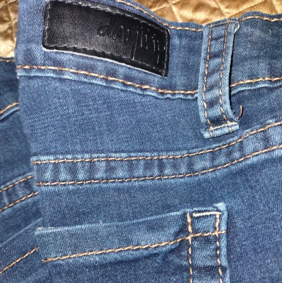 Cute and very comfy Daytrip jeans from the Buckle 27x 33 1/2. Has stretch - Picture 5 of 8